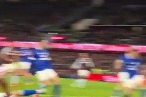 拉什福德此前错失超级大空门，维拉公园现场球迷不免惊声呐喊🫠