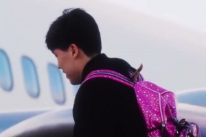 背包颜色很骚啊！😂杨瀚森背着一个粉色书包跟队前往勇士主场